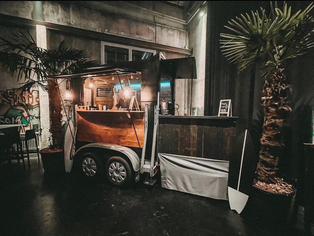 Diese Bar war mal ein Pferdeanhänger